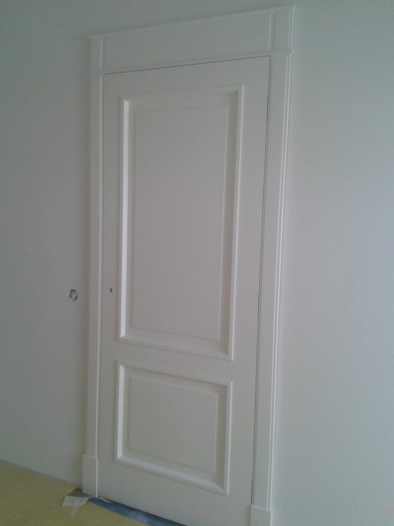 białe drzwi drewniane