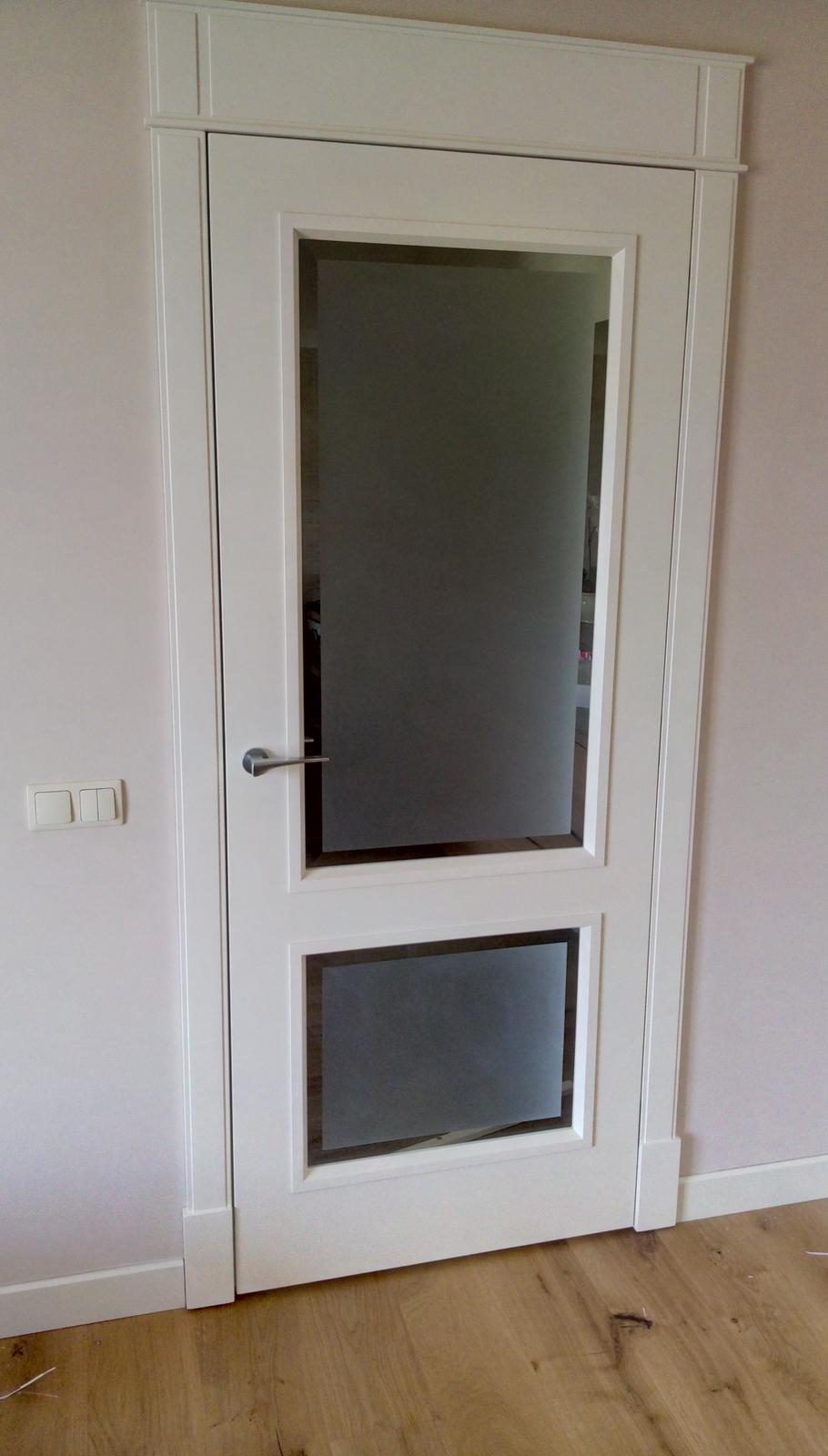 drzwi drewniane z szybami